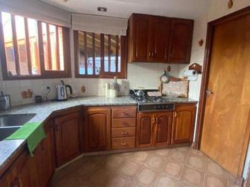 Chalet 4 ambientes con garage pasante sobre lote de 333m2 en Angel Roffo y Florisbelo Acosta