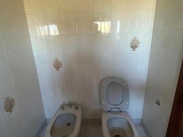 Chalet 4 ambientes con garage pasante sobre lote de 333m2 en Angel Roffo y Florisbelo Acosta
