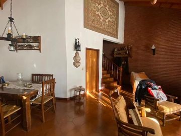 Chalet 4 ambientes con garage pasante sobre lote de 333m2 en Angel Roffo y Florisbelo Acosta