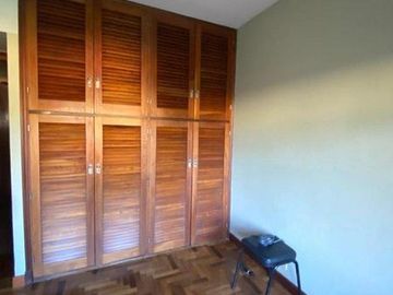 Chalet 4 ambientes con garage pasante sobre lote de 333m2 en Angel Roffo y Florisbelo Acosta