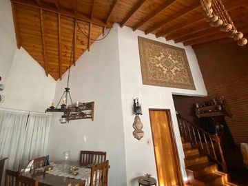 Chalet 4 ambientes con garage pasante sobre lote de 333m2 en Angel Roffo y Florisbelo Acosta