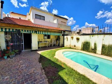 Casa Venta Ramos Mejía S/lote Propio Jardin Pileta Parrilla Terraza Cochera