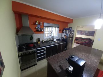 Casa Venta Ramos Mejía S/lote Propio Jardin Pileta Parrilla Terraza Cochera