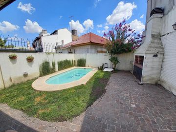Casa Venta Ramos Mejía S/lote Propio Jardin Pileta Parrilla Terraza Cochera
