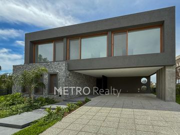 Casa en venta al lago central con 4 suites en Virazon, Nordelta
