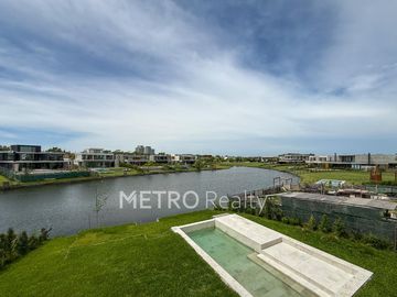 Casa en venta al lago central con 4 suites en Virazon, Nordelta