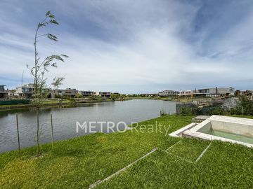 Casa en venta al lago central con 4 suites en Virazon, Nordelta