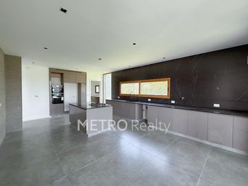 Casa en venta al lago central con 4 suites en Virazon, Nordelta