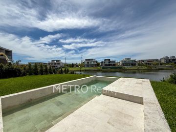 Casa en venta al lago central con 4 suites en Virazon, Nordelta