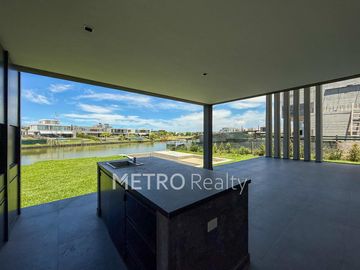 Casa en venta al lago central con 4 suites en Virazon, Nordelta