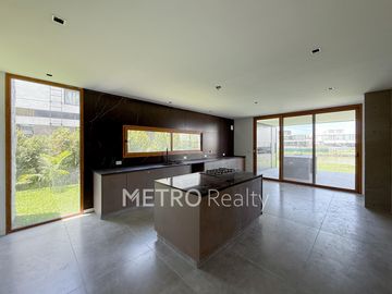 Casa en venta al lago central con 4 suites en Virazon, Nordelta
