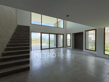 Casa en venta al lago central con 4 suites en Virazon, Nordelta