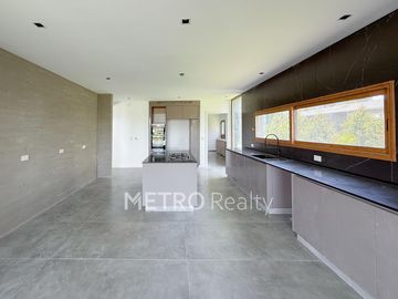 Casa en venta al lago central con 4 suites en Virazon, Nordelta