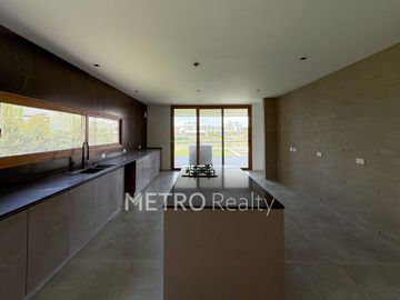 Casa en venta al lago central con 4 suites en Virazon, Nordelta