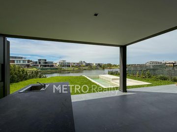 Casa en venta al lago central con 4 suites en Virazon, Nordelta