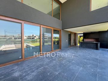 Casa en venta al lago central con 4 suites en Virazon, Nordelta