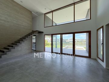 Casa en venta al lago central con 4 suites en Virazon, Nordelta