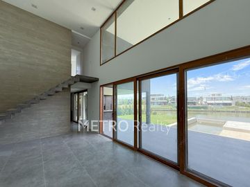 Casa en venta al lago central con 4 suites en Virazon, Nordelta