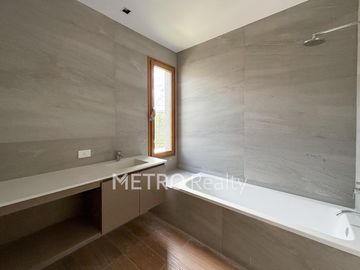 Casa en venta al lago central con 4 suites en Virazon, Nordelta