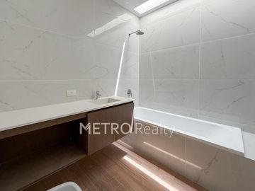 Casa en venta al lago central con 4 suites en Virazon, Nordelta