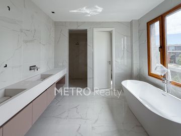 Casa en venta al lago central con 4 suites en Virazon, Nordelta