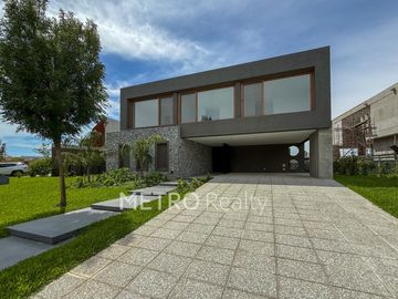 Casa en venta al lago central con 4 suites en Virazon, Nordelta