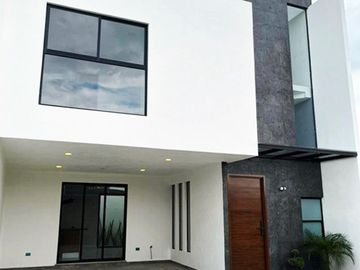 Casas en venta en ALTAMIRA Residencial, a unos metros de la Radial con 3 recámaras y Roof Garden