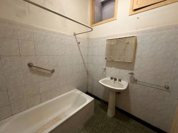VENTA PH 3 AMB FRENTE JARDIN COCHERA, BERNAL