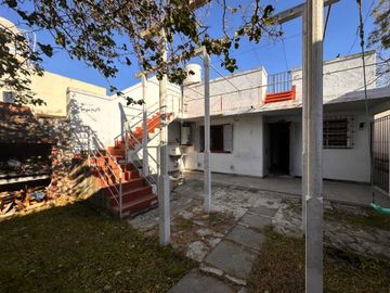 VENTA PH 3 AMB FRENTE JARDIN COCHERA, BERNAL