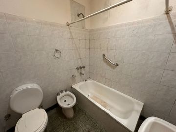 VENTA PH 3 AMB FRENTE JARDIN COCHERA, BERNAL