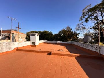 VENTA PH 3 AMB FRENTE JARDIN COCHERA, BERNAL