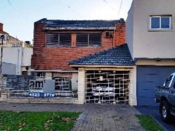 VENTA CASA EN DOS PLANTAS * LANÚS OESTE * APTA CRÉDITO * C. CASARES 2200