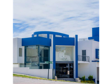 Residencia En Venta En Fracc. Cerrado Con Bosque Zona La Calera