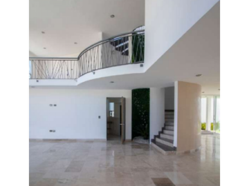 Residencia En Venta En Fracc. Cerrado Con Bosque Zona La Calera