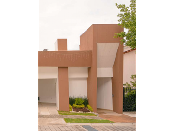 Residencia en Venta En Fracc. Cerrado en La Calera