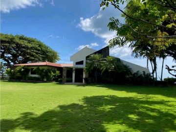VENTA DE CASA EN SAN CARLOS, FRENTE AL MAR COSTA ESMERALDA