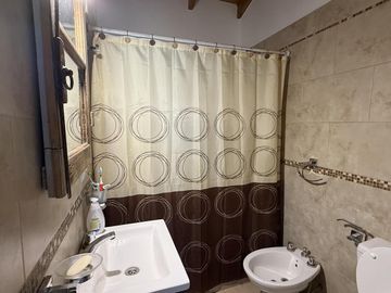 Descubre una encantadora casa estilo chalet en Salvador María | Lobos