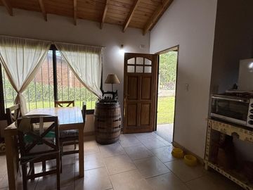 Descubre una encantadora casa estilo chalet en Salvador María | Lobos