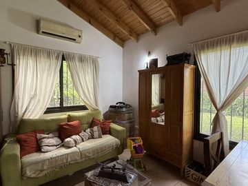 Descubre una encantadora casa estilo chalet en Salvador María | Lobos