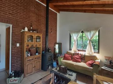 Descubre una encantadora casa estilo chalet en Salvador María | Lobos