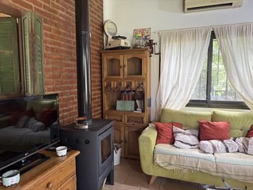 Descubre una encantadora casa estilo chalet en Salvador María | Lobos