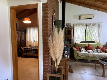 Descubre una encantadora casa estilo chalet en Salvador María | Lobos
