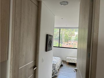 Vista Panorámica y Exclusividad: Apartamento en Benedictinos, Envigado