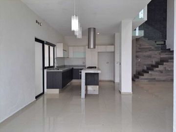 Casa en Venta en Residencial Esmeralda Norte, Colima, Colima.