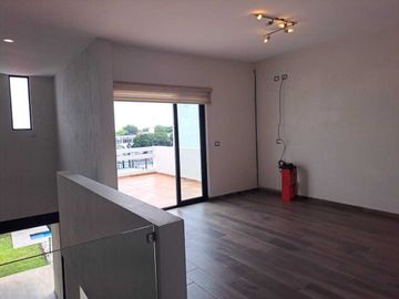Casa en Venta en Residencial Esmeralda Norte, Colima, Colima.