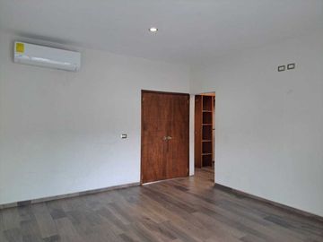 Casa en Venta en Residencial Esmeralda Norte, Colima, Colima.