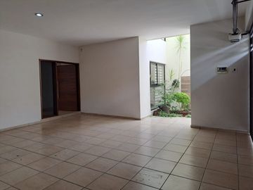 Casa en Venta en Residencial Esmeralda Norte, Colima, Colima.