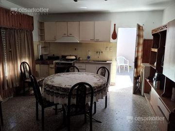 Casa con 2 Departamentos Venta en BLOCK - Temperley