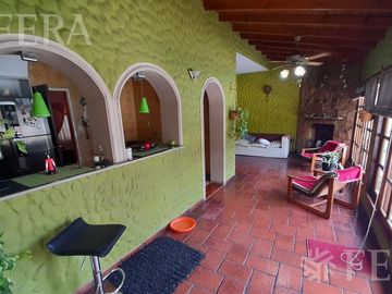 Venta casa 5 ambientes con cochera, galería, quincho y piscina en Castelar Sur