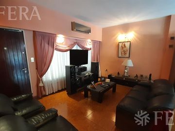 Venta casa 5 ambientes con cochera, galería, quincho y piscina en Castelar Sur